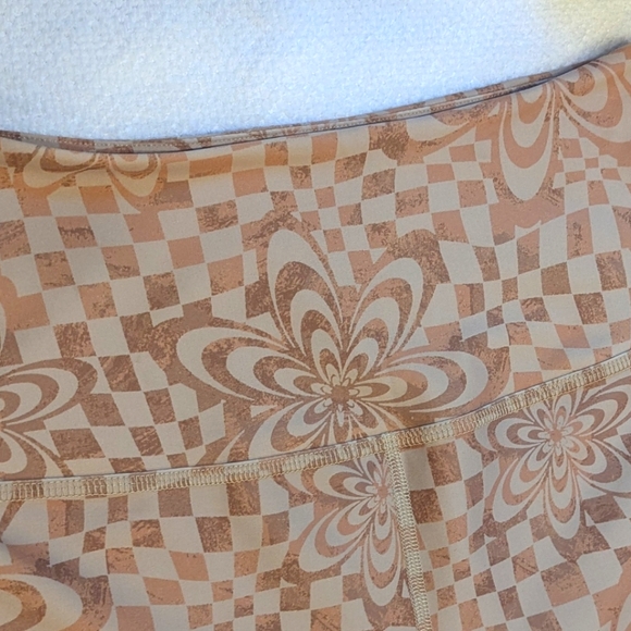 NWT.... BEYOND YOGA Rare Tan Check Flower High Waisted Midi Leggings SIZE L - Picture 4 of 10